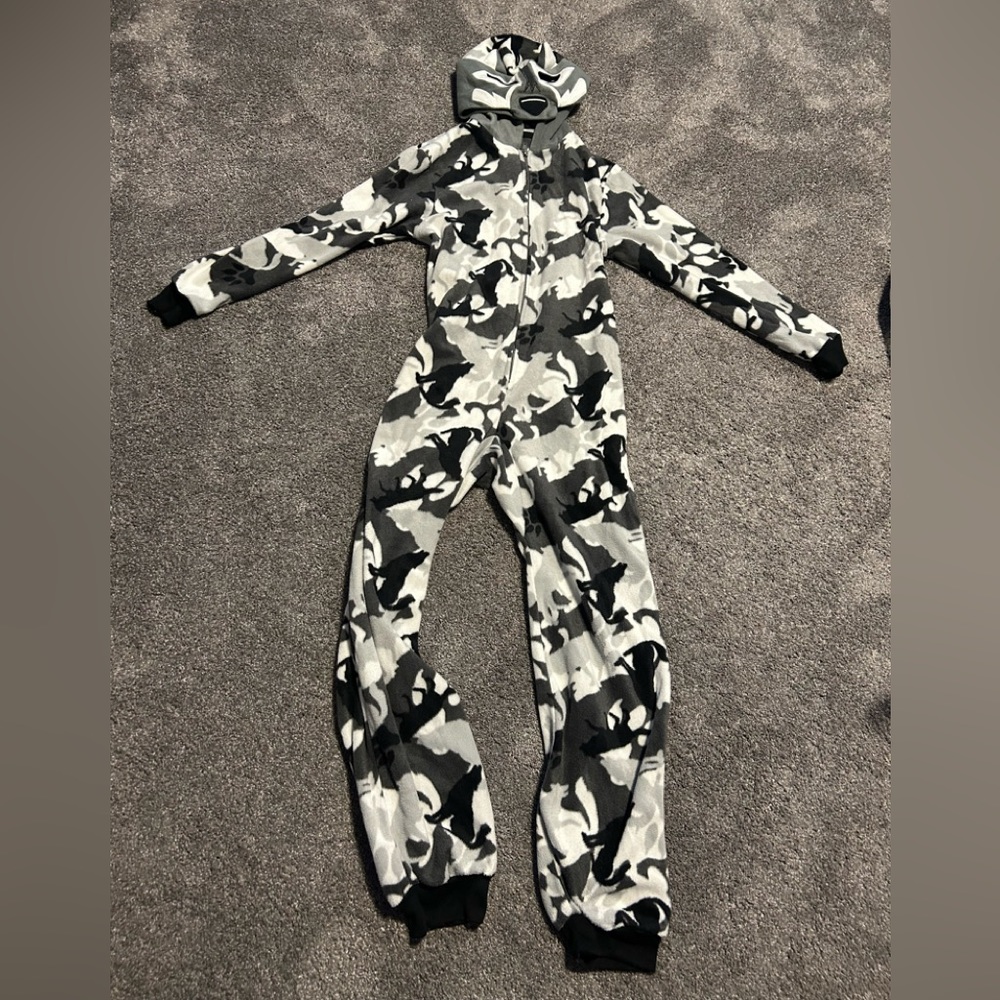 Wolf hooded 1 piece Pjs. Jogger open toe design. Zipper in front. Size M 8/10